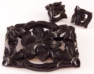 BP28 blk bakelite flower carved rectangle pin w ers